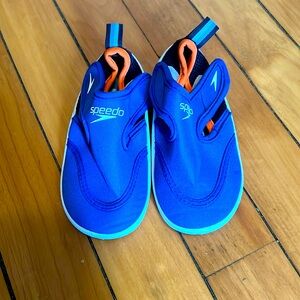 Speedo water shoes, like new!